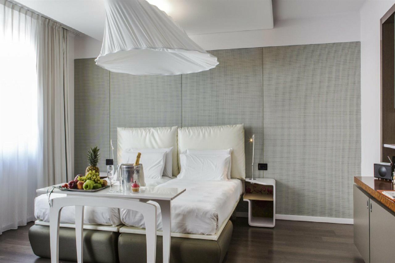 Palazzo Matteotti, The Dedica Anthology, Autograph Collection Hotell Milano Exteriör bild A room at the hotel